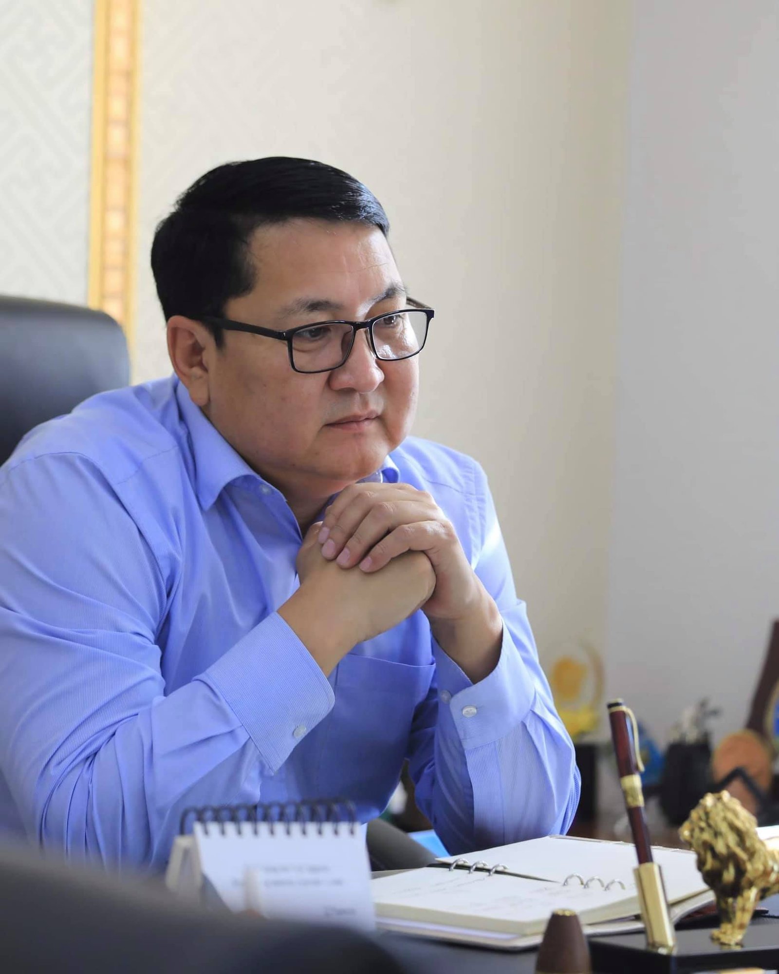 Зангарагтай даргын үг “загатнасан газар маажив”